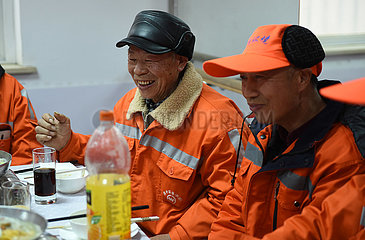 CHINA-ANHUI-HEFEI-SANITATION WORKERS-REUNION DINNER (CN)