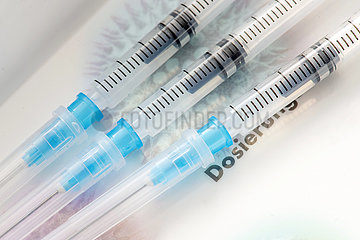 3 Impfspritzen mit Impfstoff BioNTech in einer Arztpraxis  Planegg bei München  25. Januar 2022