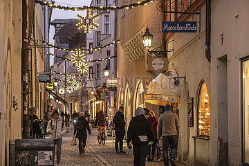 Regensburger Altstadt  Untere Bachgasse  Passanten  Geschäfte  Blaue Stunde  24. Januar 2022