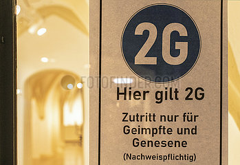 2G  Zutritt nur für Genesene und Geimpfte  Schild  Regensburg  24. Januar 2022