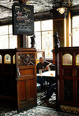 Nordirland. Ulster. Belfast Das Crown Pub ist eine der Ältesten in der Stadt.