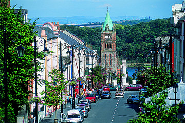 Nordirland. Ulster. Derry-Londonderry. Diese Stadt Wurde in 546 Par Saint Columba Gegründet  Diese Stadt wird zwischen Katholiken und Protestanten gewettet. Die Leben in der Altstadt.