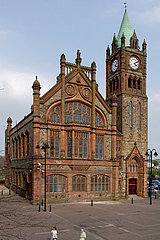 Guildhall  Rotes Sandsteiningebäude von negotischer Architektur mit Tudor-Obertönen. Das 1887 Erbaute  1908 Zerwerkte  1912 Erbaute  1912 Erbaut  1972 von Einer Reihe von Bombenanschlägen Zerstört  Die 1978 WIEDERGESTELLT UND WIEDERERÖFFET WURDEN. Stadt Derry. Ulster. Nördlich.