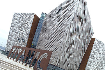 Ansicht des Hauptesingangs und des Zeichens. Titanic Belfast ist eine Besucherattraktion und ein Denkmal für das Maritime Heritage von Belfast û ™ an der Stelle des Ehemaligen Harlands und der Wolff-Werft. Belfast City. Bezirk Antrim. Ulster. Nordirland. Vereinigtes Königreich.