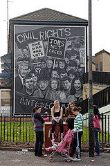 Bürgerrechte März in den Jahren 1972. Republikanische Wandbilder in der Nähre der Kostenloser Ecke. Bogside. Stadt Derry. Ulster. Nordirland. Vereinigtes Königreich.