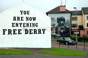 Nordirland. Ulster. Derry-Londonderry. Fresko Kündigt Den Eingang des Katholischen Bezirks von Bogside An der KOSTENLOS speisen ist.