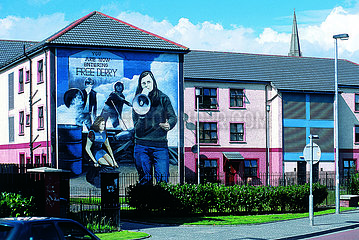 Nordirland. Ulster. Derry-Londonderry. Fresko Markiert den Eintritt in der Katholische Nachbarschaft von Bogside  Genannt frei Derry.
