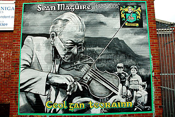 Nordirland. Ulster. Belfast Falls Road Wandbild im Katholischen Bezirk in Erinnerung Ein Fiddler Sean Maguire  Champion der Gälischen Kultur.