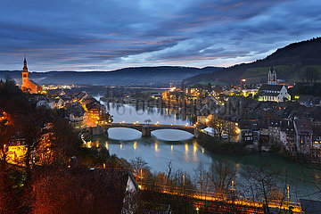 Deutschland Baden-Württemberg  Laufenburg  Laufenburg und Rhein in der Nacht (Die beiden Dörfer Laufenburg befinden sich in Deutschland und der Schweiz  beide Seiten des Rheins)