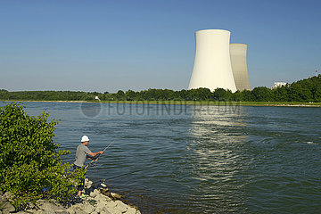 Deutschland  Baden-Württemberg  Philippsburg  Fischer und Kernkraftwerk (Kernkraftwerk Philippsburg) am Rhein
