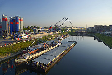 Deutschland  Baden-Württemberg  Mannheim  Hafen von Mannheim  Verbindungskanal  Bulk-Beladung in einen Lastkahn