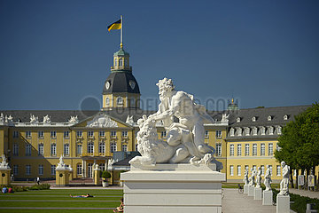 Deutschland  Baden-Württemberg  Karlsruhe  Statue Vor Karlsruhe Schloss