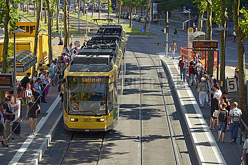 Deutschland  Baden-Württemberg  Karlsruhe  Fritz-Erler-Straße  Straßebahnhaltestelle  Straßebahn und Kronenplatz