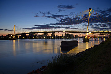 Deutschland  Baden-Württemberg  Kehl  der Rhein und die Passerelle des Deux Rives (Brauen der Zwei Ufer) in der Nacht