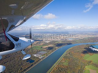 Frankreich  Bas Rhin (67)  La Watsenzenau  Ultralichtflugzeug-Pipistr-Virus SW Fliegern über Rhein-Fluss  der Deutsche Grenze Kennzeichnen (Luftbild)