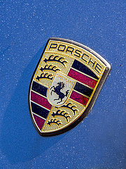 Porsche-Zeichen an der Haube