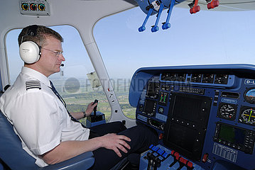 Deutschland  Baden-Wÿrttemberg  Friedrichshafen  Pilot im Cockpit des Luftsschiffs Lenbarer Zeppelin NT