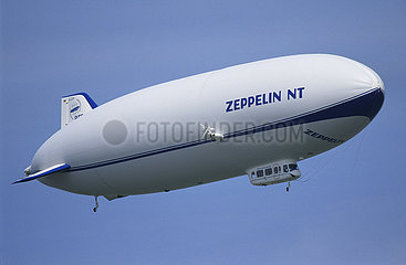 Deutschland  Baden-Wÿrttemberg  Friedrichshafen  Luftschiff Reiselbar Zeppelin NT