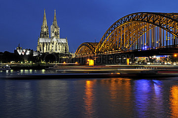 Germany  North Rhine-Westphalia  Cologne  the Rhine  Cologne Cathedral and Hohenzollern Bridge at night