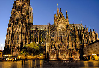 ALLEMAGNE  RHENANIE-DU-NORD-WESTPHALIE  COLOGNE. Facade sud vue de nuit. Parvis ouest de la cathedrale. Avec pres de 6 millions de visiteurs par an  la cathedrale de Cologne est le monument le plus visite d'Allemagne et l'une des images les plus populaires du pays. Classe au patrimoine mondial de l'Unesco a l'occasion de son 750eme anniversaire  l'edifice culmine a 157 metres. Cette veritable prouesse architecturale a debute en 1248 et s'est achevee en 1880 !