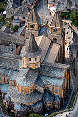 FRANKREICH. Aveyron (12) Luftbild des Dorfes Conques  auf der Straße zu Compostella