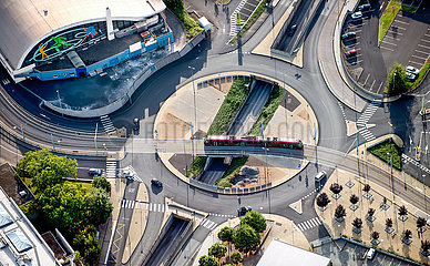 FRANKREICH. Puy-de-Dome (63) Clermont-Ferrand. Luftbild einer Straßenbahn  die einen Kreisverkehr überquert