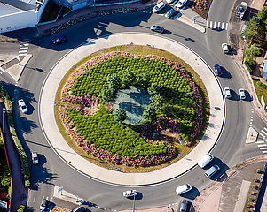 FRANKREICH. Puy-de-Dome (63) Clermont-Ferrand. Luftaufnahme eines Kreisverkehrs