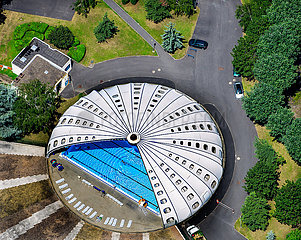 FRANKREICH. Puy-de-Dome (63) Clermont-Ferrand. Luftbild eines Schwimmbades