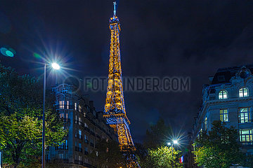 Frankreich. Paris (75) Jeden Abend ist der Eiffelturm mit seiner goldenen Verkleidung geschmückt und funkelt zu Beginn jeder Stunde 5 Minuten lang  während sein Leuchtturm über Paris scheint