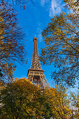 FRANKREICH. Paris (75) 7. Bezirk. Der Eiffelturm (324 m hoch) am Rand der Seine. Erbaut von Gustave Eiffel für die Pariser Universalausstellung von 1889 und feierte das 100. Jahrestag der französischen Revolution. Es ist zum Symbol der französischen Hauptstadt und eines führenden Touristenortes geworden