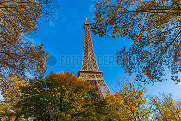 FRANKREICH. Paris (75) 7. Bezirk. Der Eiffelturm (324 m hoch) am Rand der Seine. Erbaut von Gustave Eiffel für die Pariser Universalausstellung von 1889 und feierte das 100. Jahrestag der französischen Revolution. Es ist zum Symbol der französischen Hauptstadt und eines führenden Touristenortes geworden