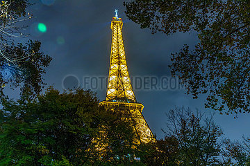 Frankreich. Paris (75) Jeden Abend ist der Eiffelturm mit seiner goldenen Verkleidung geschmückt und funkelt zu Beginn jeder Stunde 5 Minuten lang  während sein Leuchtturm über Paris scheint