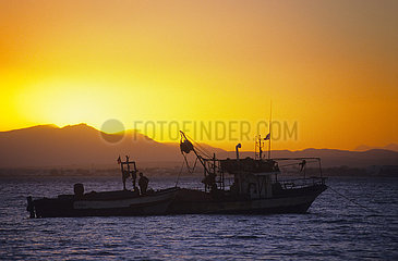 Tunesien  Hammamet  Lokales Fischerboot bei Sonnenuntergang