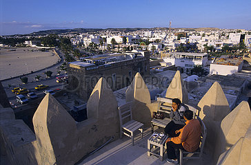 Tunesien  Hammamet  Medina  Kasbah / Fort  Paare der Liebhaber  Die Tee auf den Wällen Haben