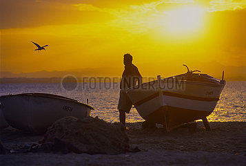 Tunesien  Hammamet  Lokales Fischerboot bei Sonnenuntergang