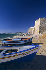 Tunesien  Hammamet  Kasbah / Fort von Hammamet  Fischerbooten am Strand