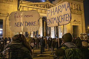 Querdenker-Demo „München steht auf“ auf dem Königsplatz  u.a. gegen Impfpflicht und Pharmaindustrie  München 26. Januar 2022 abends