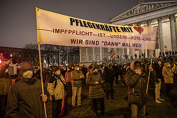 Querdenker-Demo „München steht auf“ auf dem Königsplatz  u.a. gegen Impfpflicht für Pflegekräfte  München 26. Januar 2022 abends