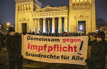 Querdenker-Demo „München steht auf“ auf dem Königsplatz  u.a. gegen Impfpflicht  München 26. Januar 2022 abends