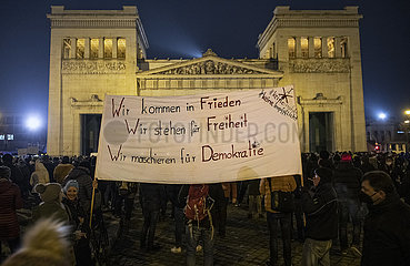 Querdenker-Demo „München steht auf“  Demonstration auf dem Königsplatz  u.a. gegen Impfpflicht  München 26. Januar 2022 abends