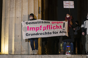 Querdenker-Demo „München steht auf“ Demonstration auf dem Königsplatz  u.a. gegen Impfpflicht  München 26. Januar 2022 abends