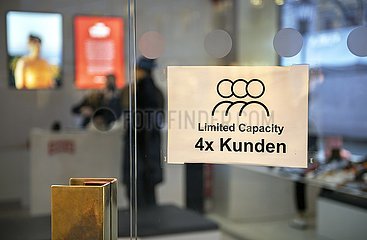 maximal 4 Kunden im Geschäft zugelassen  Schild am Eingang eines Schuhladens  München  28. Januar 2022