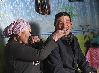 (Fokus) China-Xinjiang-Hirten-neues Leben (CN)