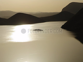 Tunesien. North Tunesien. Nord-West-Region in der Nähr von Nefza. Luftbild des Sidi El Barrak-Reservoirs (überflutete Eisenbahgleise)
