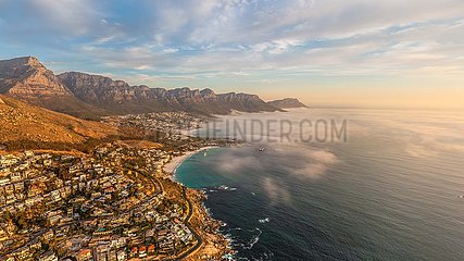 SÜDRAFRIKA. Kapstadt. Luftbild des Signalhügels und im Hintergrund des Löwen-Pofen-Rocky-Gipfels mit Blick auf die Stadt