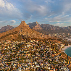 SÜDRAFRIKA. Kapstadt. Luftbild des Signalhügels und im Hintergrund des Löwen-Pofen-Rocky-Gipfels mit Blick auf die Stadt