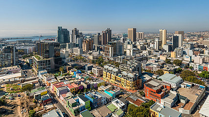 SÜDRAFRIKA. Kapstadt. Luftbild des Malaiischen Bezirks von Bo-Kaap und Weber Bunten Häuser. Im Hintergrund  in der Innenstadt