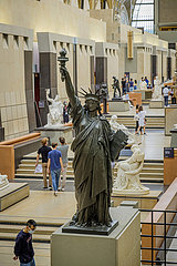 Frankreich. Paris (75) (7. Bezirk) Orsay Musé © Um. Im zentralen Gang der Skulpturen: 'Liberty' von Fréd © Ric-Auguste Bartholdi (auch bekannt als 'Liberty Eclalling the World')  Bronze-Reduktion der Statue von New York  ein Geschenk aus Frankreich in die Vereinigten Staaten