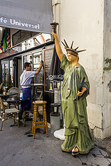 Frankreich. Paris (75) (5. Bezirk) Eine Freiheitsstatue  über das Modell der Freiheitsstatue in New York (produziert von Bartholdi) vor dem 'Café Universel'  Saint-Jacques Street