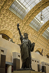 Frankreich. Paris (75) (7. Bezirk) Orsay Museum. Im zentralen Gang der Skulpturen: Liberty  von Fréd. déric-Auguste Bartholdi (auch bekannt als Liberty  die die Welt erleuchtet)  Bronze Reduktion der Statue von New York  ein Geschenk aus Frankreich in die Vereinigten Staaten